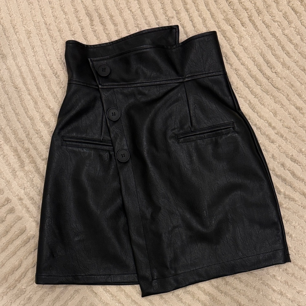 FAUX LEATHER ASYMMETRIC BUTTONED FLAP MINI SKORT IN BLACK